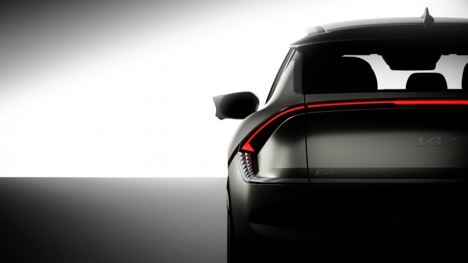 기아는 2일 EV6 출시 3년만에 선보이는 상품성 개선 모델 ‘더 뉴 EV6'의 티저 이미지를 공개했다. 사진은 더 뉴 EV6 실루엣과 후면부 램프. 사진=기아
