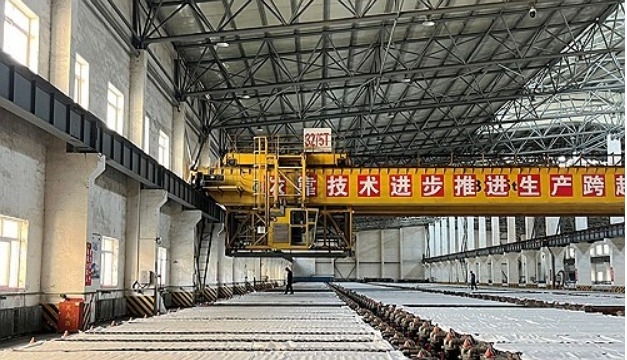 2023년 4월 26일 중국 산둥성 옌타이의 구리 제련소에서 직원들이 일하고 있다. 사진=로이터/연합뉴스