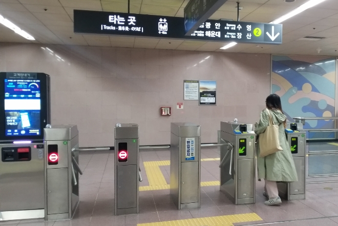 부산시 도시철도 요금이 지난해 10월 150원 인상에 이어, 3일부터 150원이 추가 인상된다. 추가 인상을 하루 앞둔 2일 오전 10시 , 부산시 도시철도 2호선 남천역에서 한 시민이 지하철 개찰구를 지나고 있다. 사진=강경호 기자