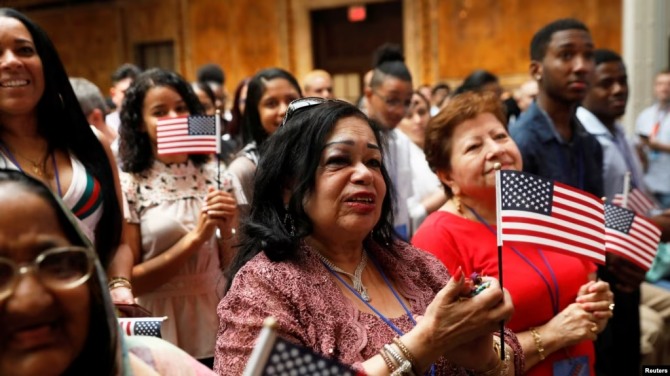 지난 2018년 7월 3일(현지시각) 미국 뉴욕공립도서관에서 진행된 미국인 귀화 선서식에 미국 시민권을 취득한 이민자들이 참석해 미 인구조사국 직원의 설명을 듣고 있다. 사진=로이터