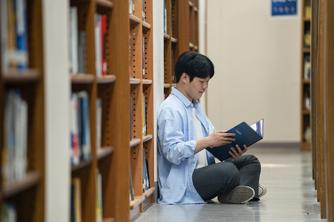 2일 충북보건과학대학교 중앙도서관에서 한 학생이 자리를 잡고 책을 읽고 있다. 사진=충북보건과학대 
