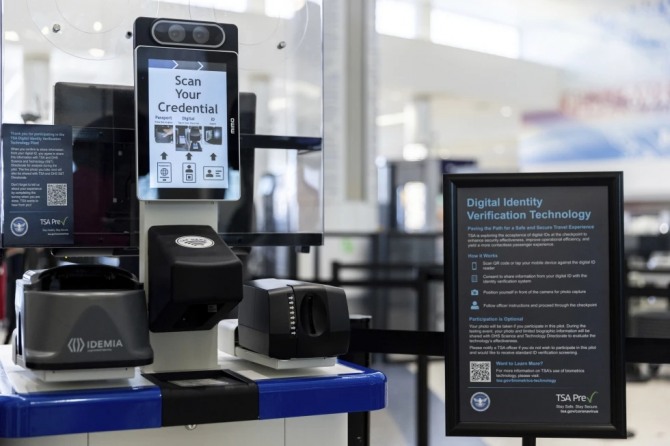 미국의 한 공항에 생체 정보를 이용한 안면인식 시스템 관련 장치가 설치돼 있다. 사진=AP/연합뉴스
