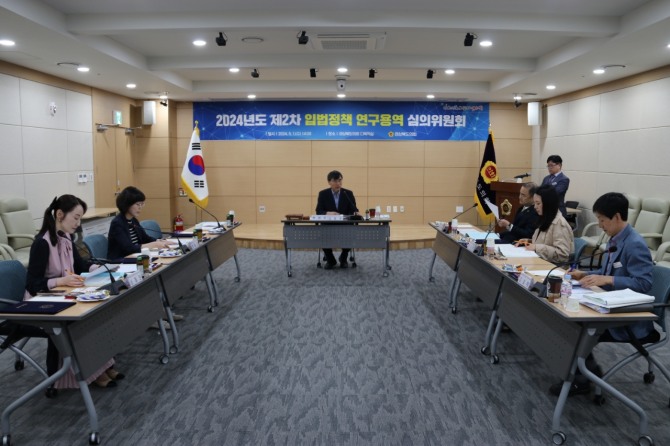 경북도의회 입법정책 연구용역 심의위원회 모습. 사진=경북도의회