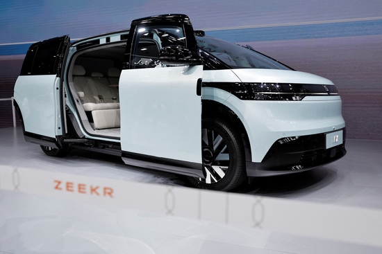 지난 4월 25일 중국 베이징에서 열린 베이징 국제 자동차 전시회(Auto China 2024)에 전시된 지커 믹스(Zeekr MIX) 전기 자동차 모습. 사진=로이터