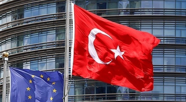 2016년 5월 4일 튀르키예 이스탄불의 한 호텔 외부에 유럽연합과 튀르키예 국기가 게양돼 있다. 사진=로이터/연합뉴스