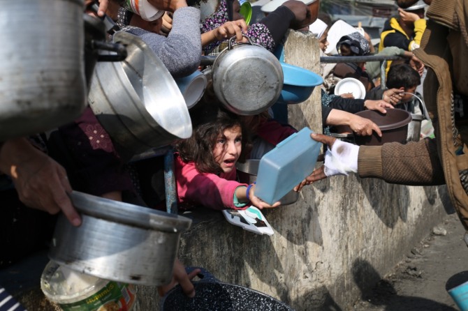 팔레스타인 가자지구 최남단 라파에서 식량 배급을 받는 피란민들. 사진=연합뉴스.
