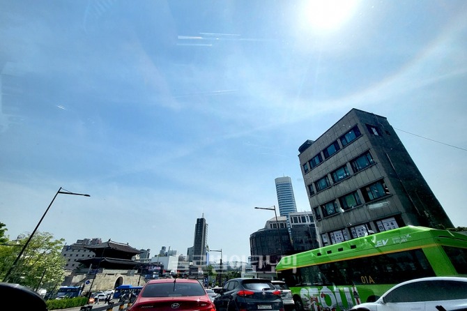 서울 흥인지문 인근 교차로에 차량들이 신호대기중이다. 사진=글로벌이코노믹