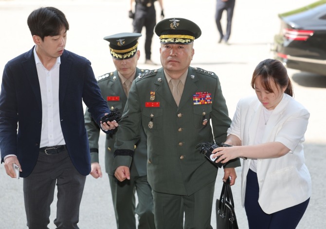 김계환 해병대 사령관이 4일 오전 해병대 채모 상병 순직 사건 수사외압 의혹 관련 조사를 받기 위해 정부과천청사 고위공직자범죄수사처(공수처)로 들어가고 있다. 사진=연합뉴스