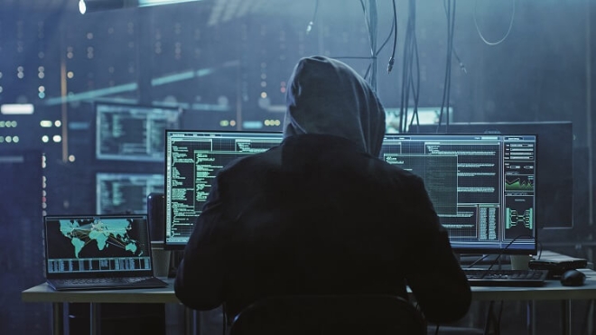 인터넷 해커가 해킹 활동을 하는 모습. 사진=로이터