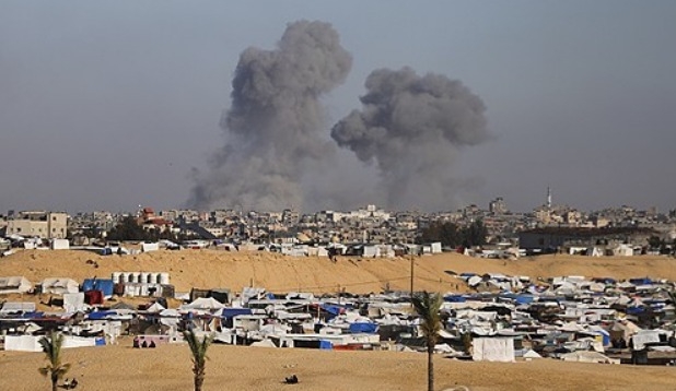 2024년 5월 6일 가자 지구 라파 동쪽에서 이스라엘의 공습 후 연기가 나고 있다. 사진=AP/연합뉴스