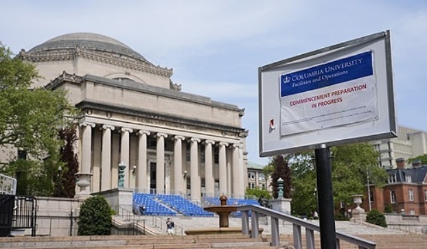 2024년 5월 6일 뉴욕 컬럼비아 대학 캠퍼스의 졸업식 준비를 알리는 표지판이 보인다. 사진=AP/연합뉴스