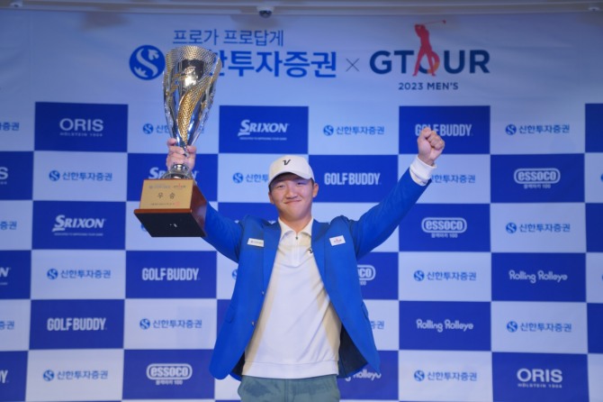 골프존이 주최하는 '2023 신한투자증권 GTOUR MEN'S 7차 대회' 우승으로 통산 12승을 달성해 스크린골프 황제로 불리는 김홍택이 한국프로골프(KPGA) 투어 메이저급 대회인 2024년 GS칼텍스 매경오픈 대회를 제패했다. 사진=골프존