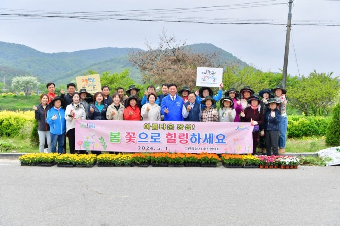 그린장성21추진협의회가 지난 1일, 장성호 하류 미락단지에 꽃밭을 조성했다. 사진=장성군