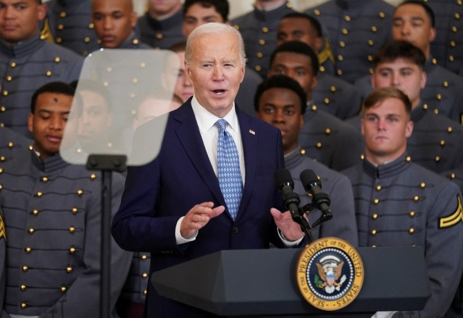 조 바이든 미국 대통령이 6일 미국 워싱턴DC 백악관에서 열린 총사령관 트로피 수상자인 미 육군사관학교 육군 블랙나이츠 축구팀을 기리는 행사에서 연설하고 있다. 사진=로이터
