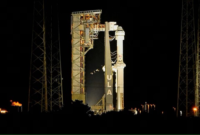 보잉의 유인 우주선 '스타라이너'가 미국 플로리다주 케네디우주센터에서 아틀라스V 로켓에 실려 발사를 준비하고 있는 모습.  사진=로이터