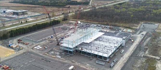캐나다 퀘벡주 베캉쿠르에 건설중인 에코프로·포드·SK온 3사 합작 양극재 공장 공사가 일시 중단된 것으로 알려졌다.