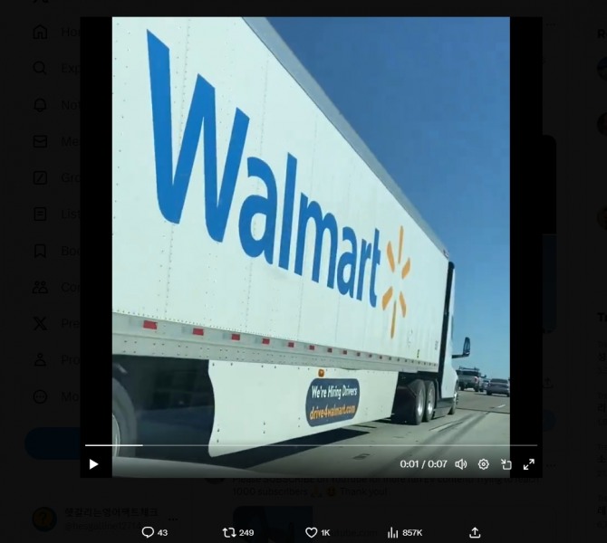 지난 5일(현지시각) 소셜미디어 X를 통해 공개된 월마트 로고 부착 테슬라 세미트럭이 미국 캘리포니아주에서 주행 중인 모습. 사진=X
