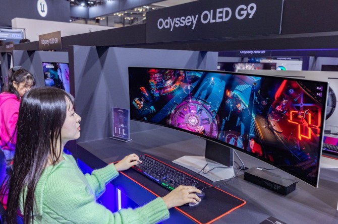 관람객이 지스타 2023 오디세이 체험존에서 오디세이 'OLED G9'을 통해 게임을 즐기고 있다. 사진=삼성전자