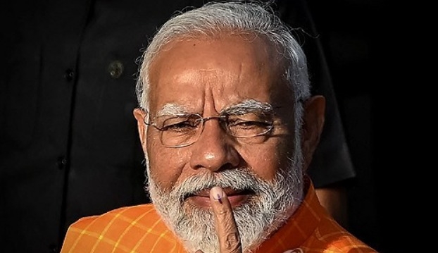 인도 나렌드라 모디 총리가 2024년 5월 7일 아메다바드의 라니프에 위치한 투표소에서 총선 투표 후 손가락에 찍힌 잉크를 보여주고 있다. 사진=AFP/연합뉴스