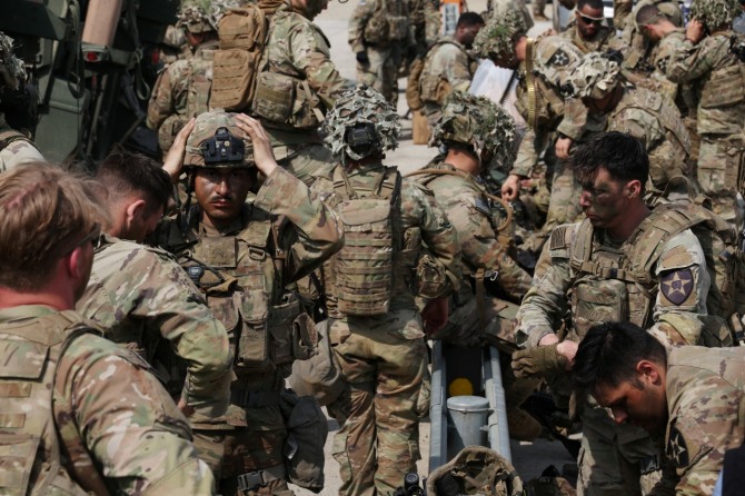 지난해 3월 비무장지대 인근 군사 훈련장에서 미군 병사들이 한미연합 군사훈련 '프리덤 쉴드'의 일환으로 사격 훈련을 준비하고 있다.  사진=로이터