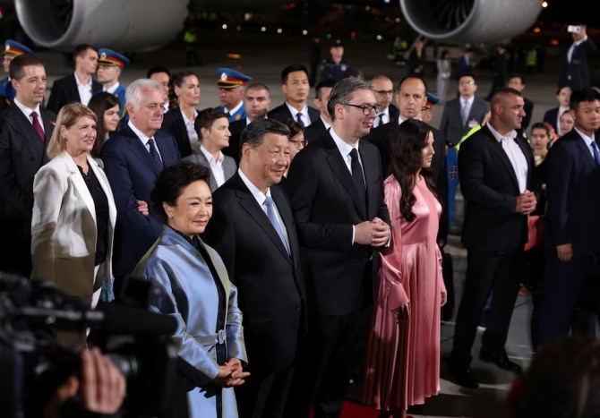 알렉산다르 부치치 세르비아 대통령과 그의 부인 타마라 부치치 여사가 7일(현지시각) 세르비아 베오그라드 니콜라 테슬라 공항에서 국빈 방문한 시진핑 중국 국가주석과 그의 부인 펑리위안을 환영하고 있다. 사진=로이터