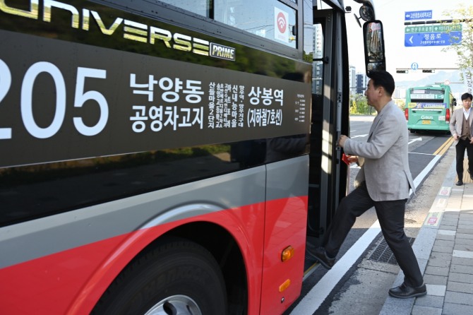 김동근 의정부시장, 1205번 광역버스 탑승. 사진=의정부시