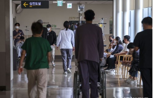 서울의 한 대학병원에서 의료진이 병동으로 이동하고 있다.사진=뉴시스