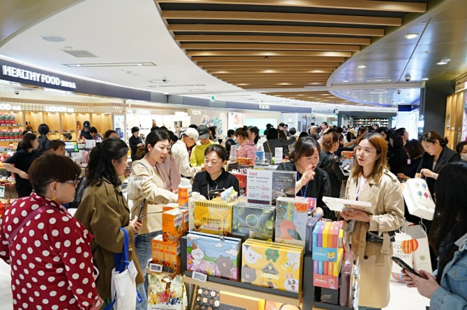 지난 7일 롯데면세점 명동본점에 중국 인센티브 단체관광객 4000여명이 방문했다. / 사진=롯데면세점