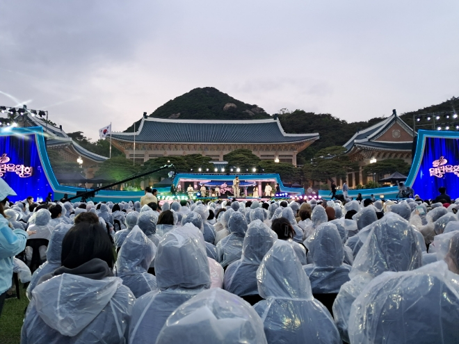 충북보건과학대학교 외국인 유학생들이 지난 7일 청와대에서 열린 '청와대 K-컬처' 열린음악회에서 케이팝 음악을 감상하고 있다.사진=충북보건과학대