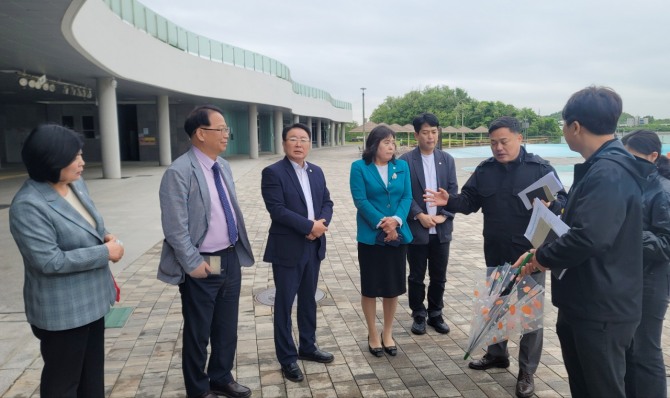 시흥시의회 도시환경위원회가 지난 7일 공유재산 사용허가 예정지인 배곧한울공원 내 관광휴게동 카페 현장을 방문했다. 사진=시흥시의회