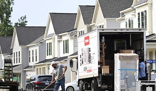 2023년 8월22일 미국 버지니아주 페어팩스의 새 집 앞에서 일하고 있는 남성      사진=AFP/연합뉴스