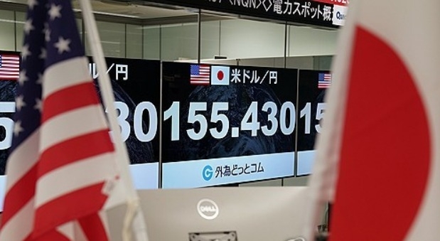 2024년 4월25일 일본 도쿄의 사무실 모니터에 일본 엔화와 미국 달러의 환율이 표시돼 있다.     사진=EPA/연합뉴스