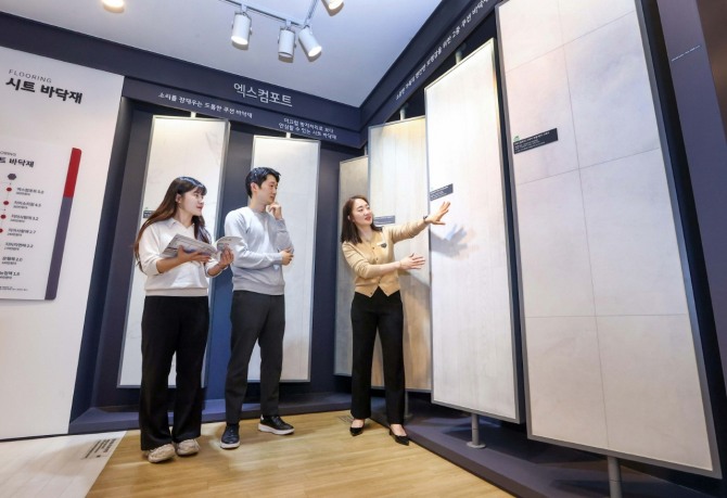 서울 논현동에 위치한 토탈 인테리어 전시장 'LX하우시스 지인스퀘어 강남'에서 고객들이 '엑스컴포트' 바닥재를 살펴보고 있다.  /사진=LX하우시스