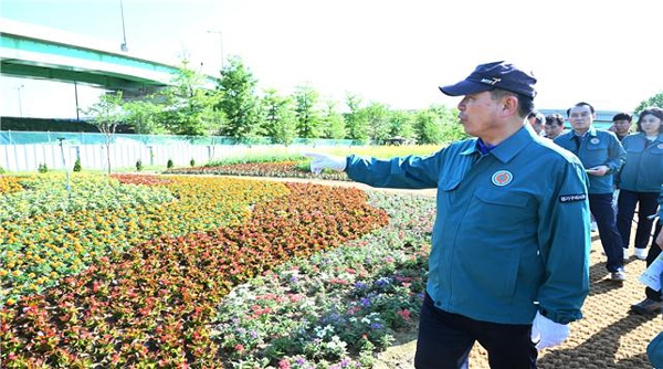 백경현 구리시장이 8일 ‘2024 구리 유채꽃 축제’ 행사 장소인 구리한강시민공원을 찾아 축제 준비 상황을 점검하고 있다. 사진=구리시