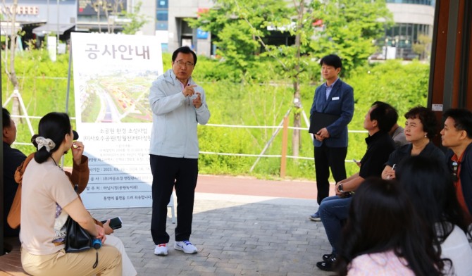 9일, 이현재 시장이 미사호수공원서 정책모니터링단과 함께 지역 문제를 파악하기 위해 현장 시찰을 하고 있다. 사진=하남시