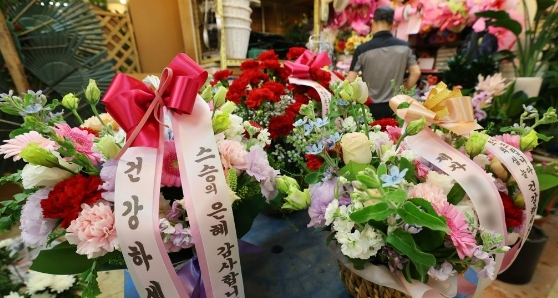 서울 시내의 한 꽃시장에 스승의날(15일) 카네이션 바구니가 진열돼 있다.사진=연합뉴스 