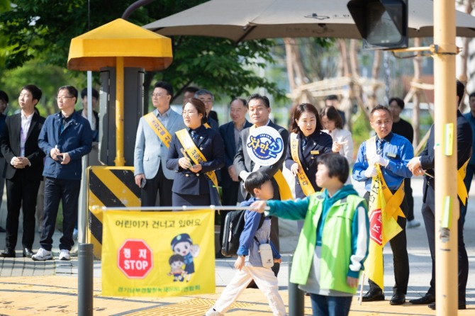 이재준 시장, 호매실동행정복지센터 앞 사거리서 어린이 보행 안전 캠페인 참여. 사진=수원특례시