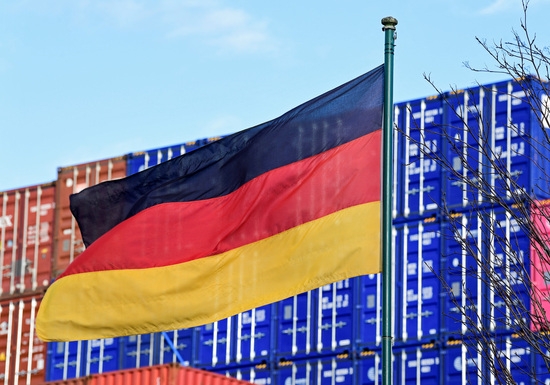 독일 함부르크 항구의 컨테이너 더미 앞에서 독일 국기가 바람에 펄럭이고 있다. 사진=로이터