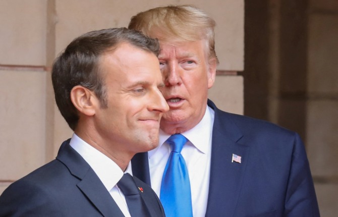 에마뉘엘 마크롱 프랑스 대통령(왼쪽)이 2019년 6월 6일 프랑스 노르망디에서 열린 제2차 세계대전 연합군 상륙작전 75주년 기념식에 앞서 당시 도널드 트럼프 미국 대통령과 회담에 앞서 이야기를 나누고 있다. 사진=로이터
