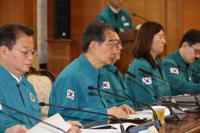 한덕수 국무총리가 10일 서울 종로구 정부서울청사에서 열린 의사집단행동 중앙재난안전대책본부 회의를 주재하고 있다. 사진=연합뉴스.