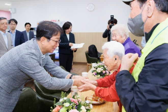 토교통부는 11일 경기도 시흥 고령자복지주택에서 입주 어르신들이 참석한 가운데 한국토지주택공사(LH), 지자체와 합동 간담회를 열었다. 간담회에 참석한 박상우 국토교통부 장관(왼쪽)이 어르신께 인사하고 있다. 사진=국토교통부