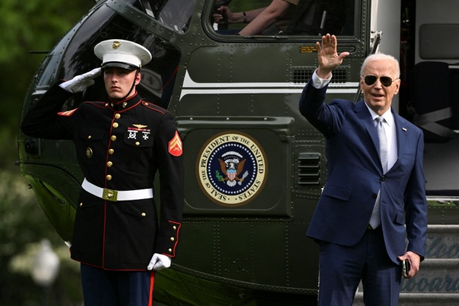 조 바이든 미국 대통령(오른쪽)이 지난 9일 캘리포니아에서 열린 선거 기금 모금 행사를 위해 백악관을 출발하면서 손을 흔들어 보이고 있다.  사진=로이터