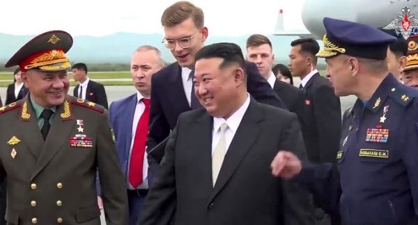 김정은 북한 국무위원장(왼쪽에서 네번째)이 2023년 9월 러시아를 방문, 세르게이 쇼이구 러시아 국방장관(맨 왼쪽)과 환담을 나누고 있다. 사진=AP통신·뉴시스