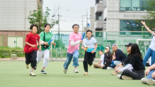제8회 자생 꿈나무 올림픽에 참가한 어린이들이 계주 경기를 하고 있다. 사진=자생의료재단