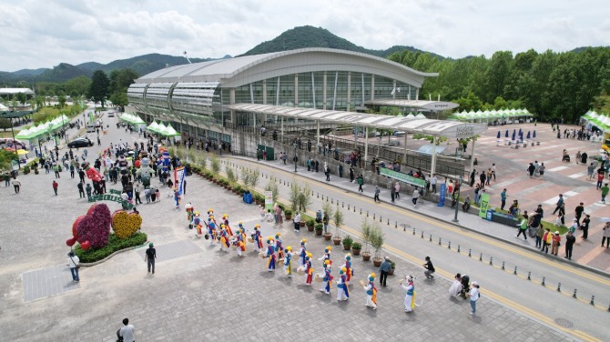 올해로 23회째를 맞는 담양 대나무 축제가 11일 개막, 15일까지 죽녹원 일원 야외무대에서 5일간의 일정에 들어갔다. 사진=담양군