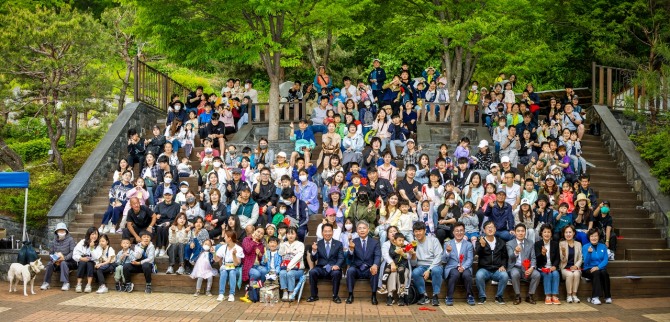 제6회 도란도란 가족과 함께 행사 참여자들이 행사 후 기념촬영을 하고 있다.   사진=계양구