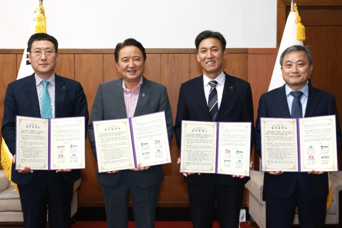 한국동서발전이 충북도 에너지분야 우수 중소기업을 발굴‧육성한다. 관계자들이 지난 10일 충청북도 도청에서 열린 ‘동반성장 상생협력 지원을 위한 업무협약’을 체결한 뒤 기념사진을 찍고 있다.   /사진=한국동서발전