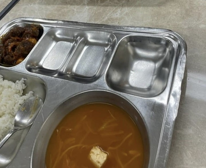 '부실 급식'으로 논란이 불거진 서울 서초구 한 중학교의 급식. 식판에 밥과 국, 반찬 한 가지만 담겨있다.사진=인터넷 갈무리