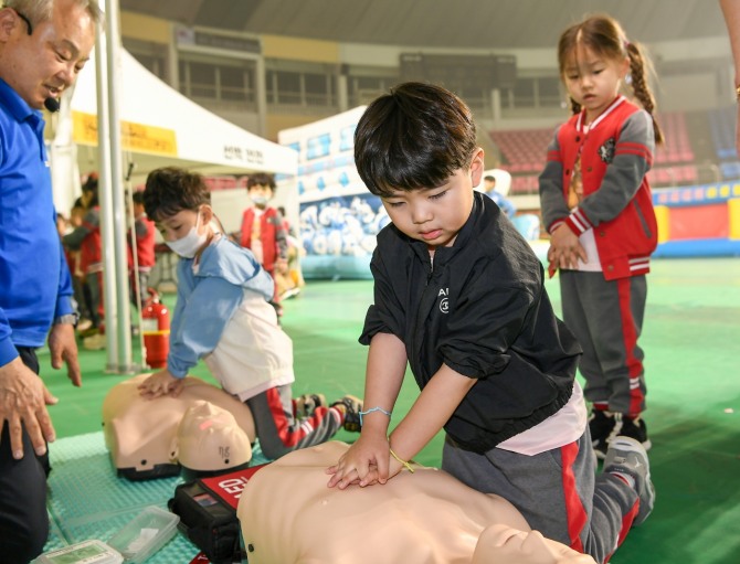 현대모비스가 지방사업장이 위치한 초등학교 학생들을 대상으로 교통안전과 재난사고 예방을 위한 대규모 안전교육을 실시했다. 사진은 행사에 참석한 초등학생이 심폐소생술을 체험 하고 있다. 사진=현대모비스