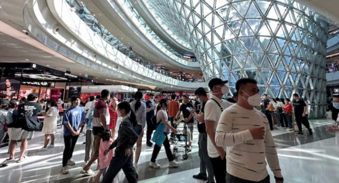 하이난에서 쇼핑을 즐기는 중국 관광객. 사진=로이터